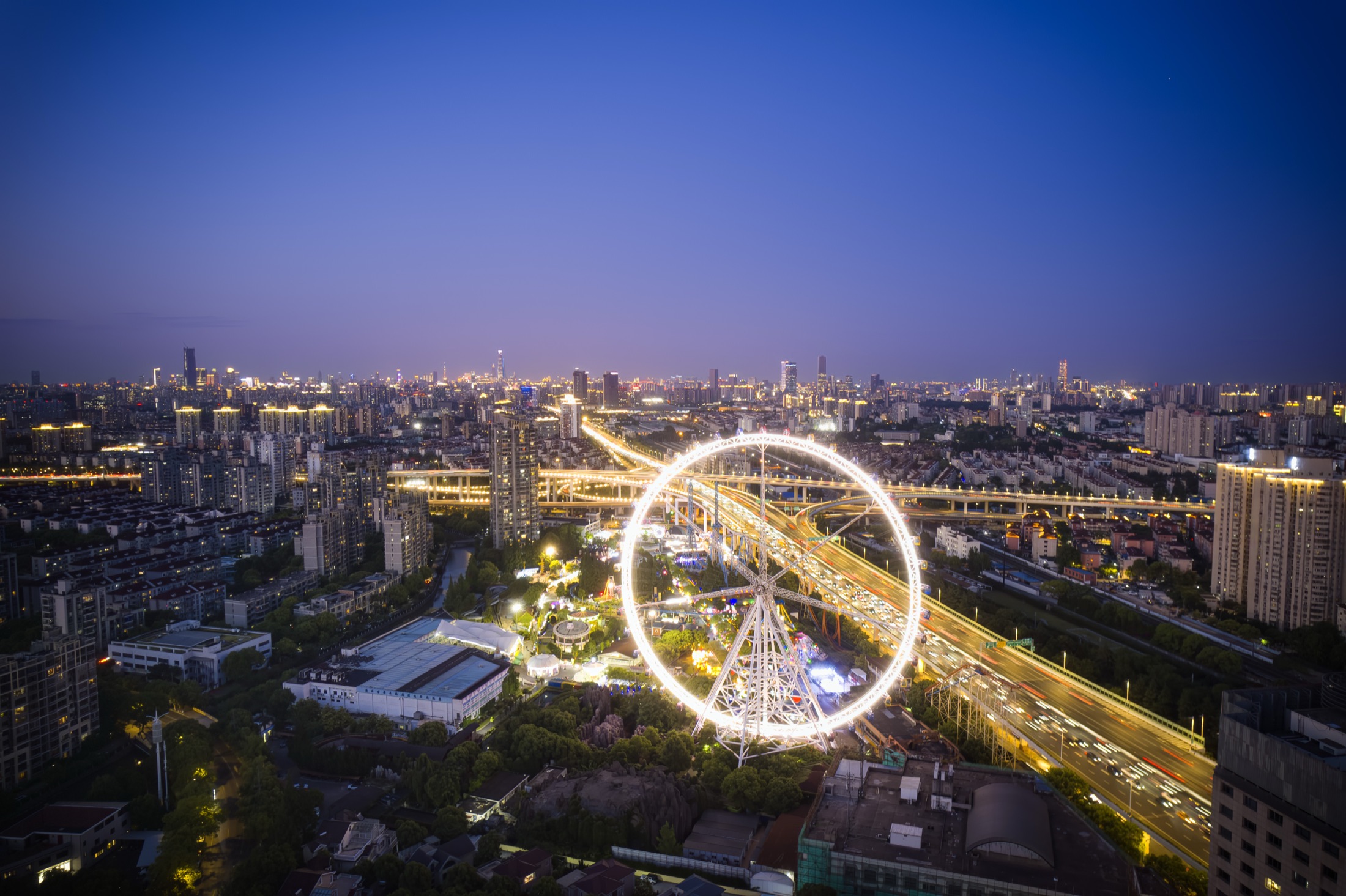 夜色中的城市、立交桥和摩天轮